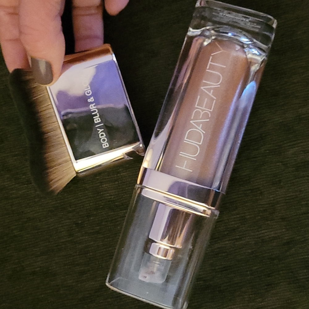 HUDA N.Y.M.P.H. beauty body Highlighter & body brush